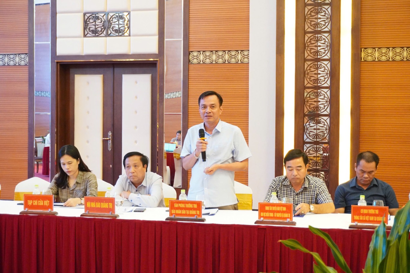 Đại diện c&aacute;c cơ quan th&ocirc;ng tấn b&aacute;o ch&iacute; đ&oacute;ng g&oacute;p &yacute; kiến tại họp b&aacute;o - Ảnh: C.N 